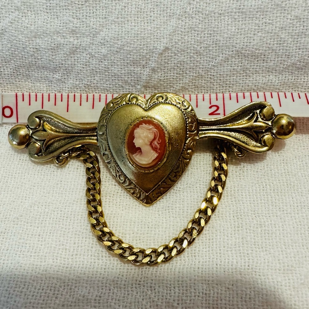 Cameo vintage 80’s-90’s brooch goldtone 2.5” wide x 2” drop chain EUC Victorian